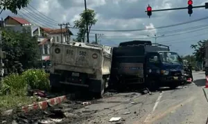 Xe ben lao vào nhiều ôtô dừng đèn đỏ, một người chết Xe ben lao vào nhiều ôtô dừng đèn đỏ, một người chết