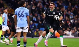 Man City bị cầm hòa dù dẫn ba bàn ở Champions League