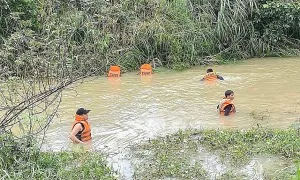 Tìm thấy nạn nhân bị nước cuốn khi ngồi xe máy cày băng qua suối