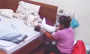 Nghi án người giúp việc tát, bạo hành bé sơ sinh Nghi án người giúp việc tát, bạo hành bé sơ sinh