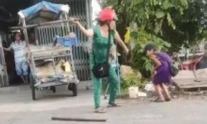 Bé trai bị cô ruột đánh đập dã man vì 'bán vé số ế'